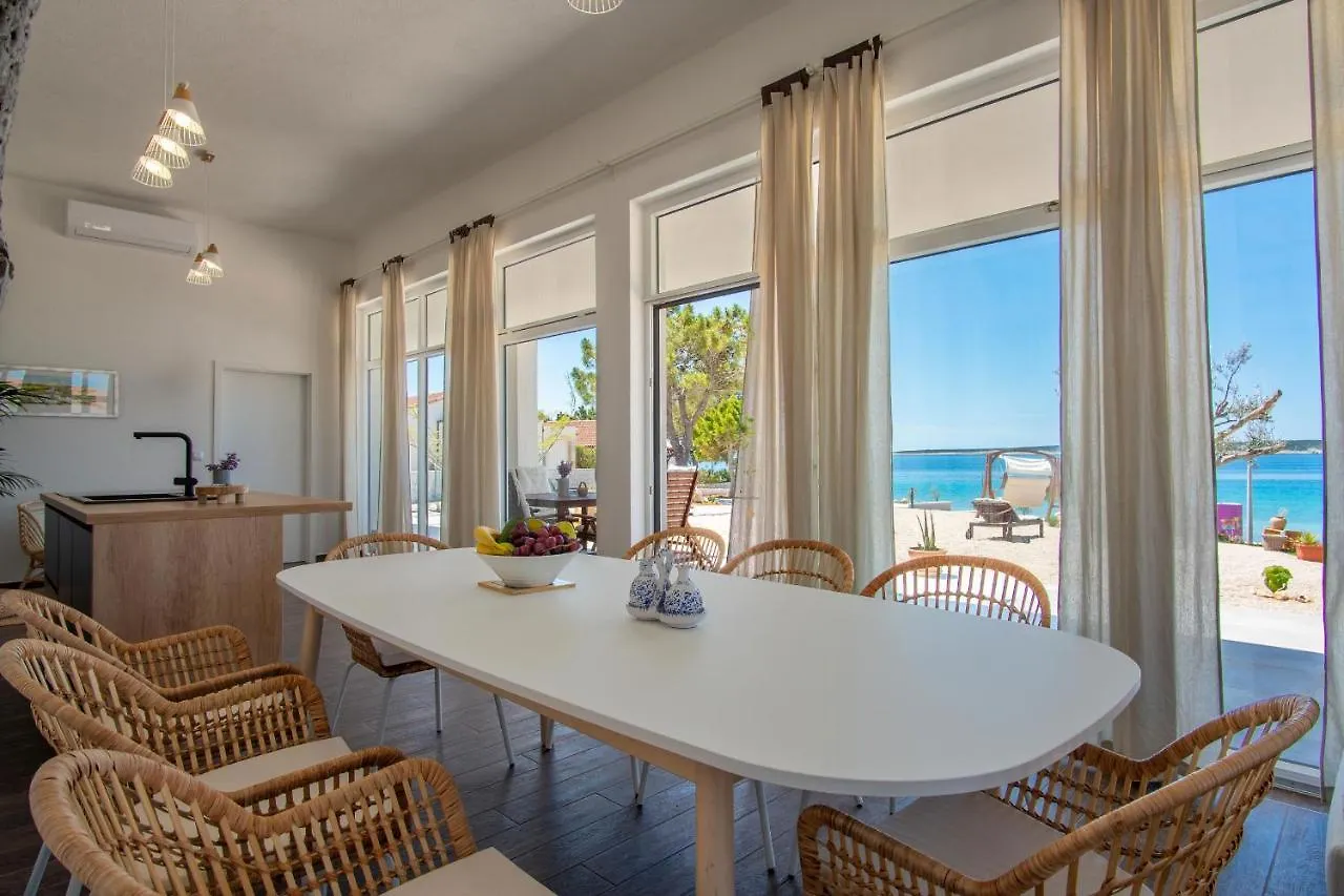 Beachfront Paladina Holiday Home 0*, Kolan