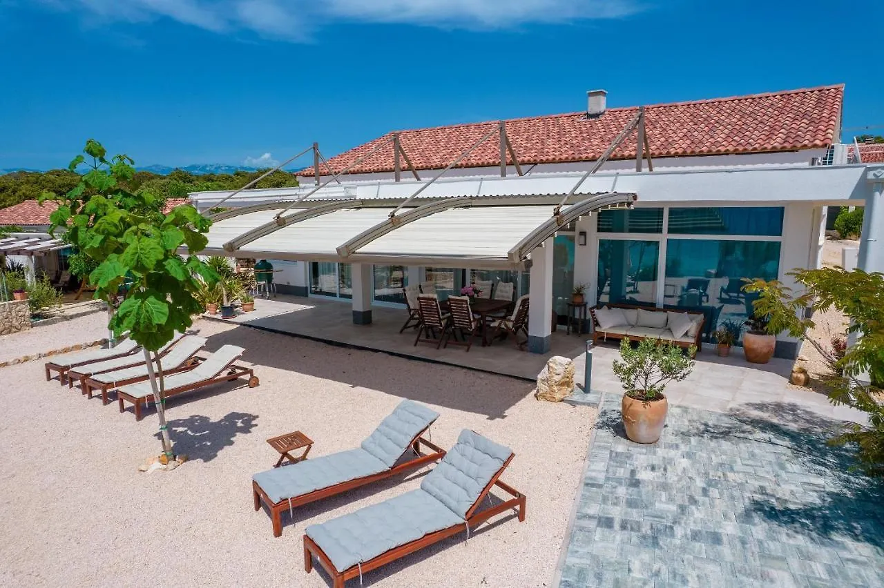 Beachfront Paladina Holiday Home Kolan